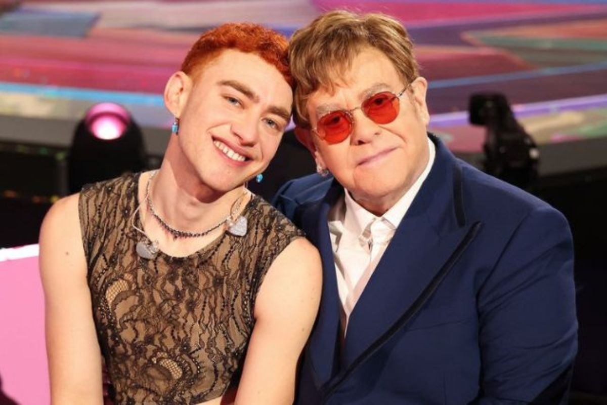 Elton John with iconic hairpiece during concert